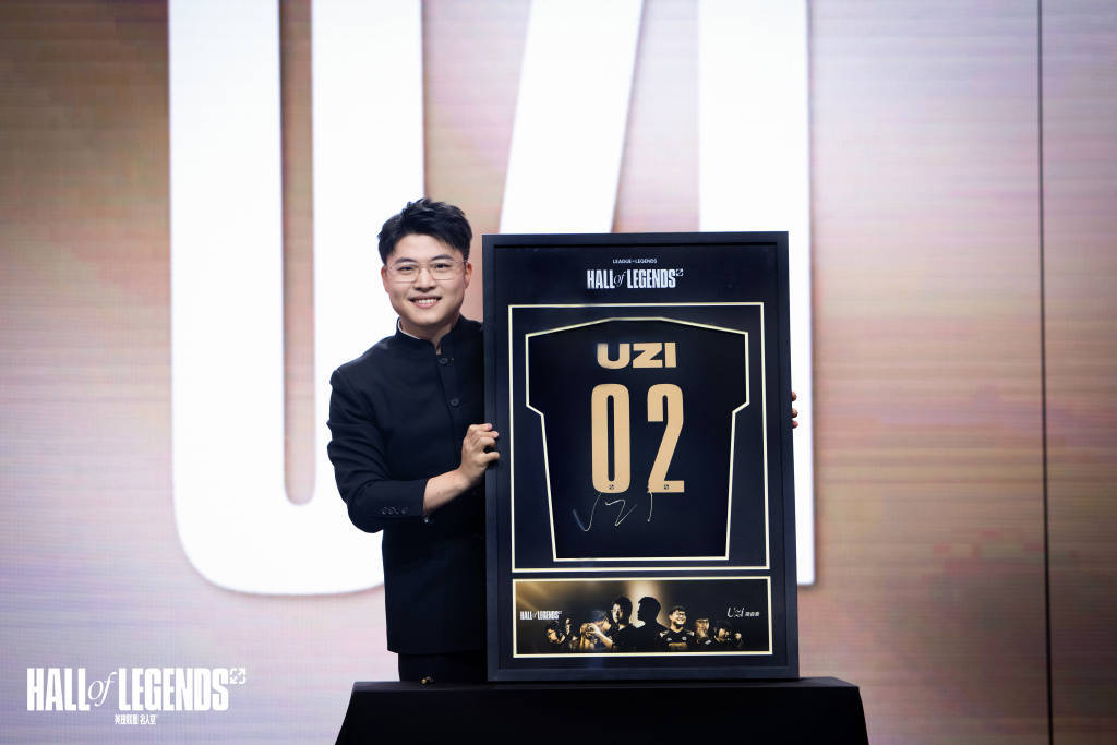 Uzi迎来十赛季高光表现，FPX球迷沸腾！